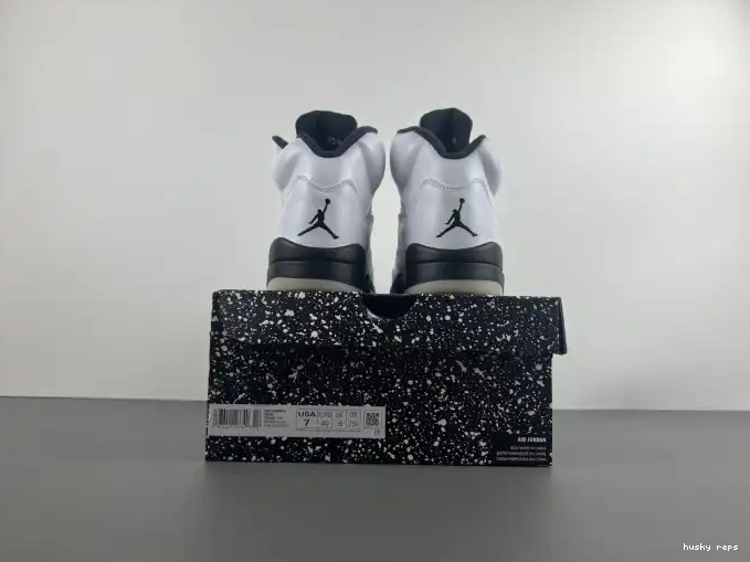 Rep Husky DD0587-110 'WHITE RETRO 5 BLACK' JORDAN AIR 0501